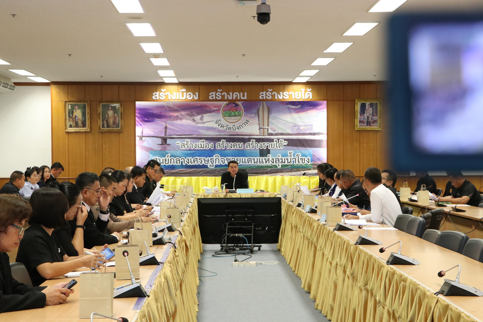 จังหวัดบึงกาฬ ประชุมซักซ้อมแผนการดำเนินงานอำนวยความสะดวกแก่ประชาชนในการเดินทางมาเข้าเฝ้ากราบถวายบังคมพระบรมศพ สมเด็จพระนางเจ้าสิริกิติ์ พระบรมราชินีนาถ พระบรมราชชนนีพันปีหลวง