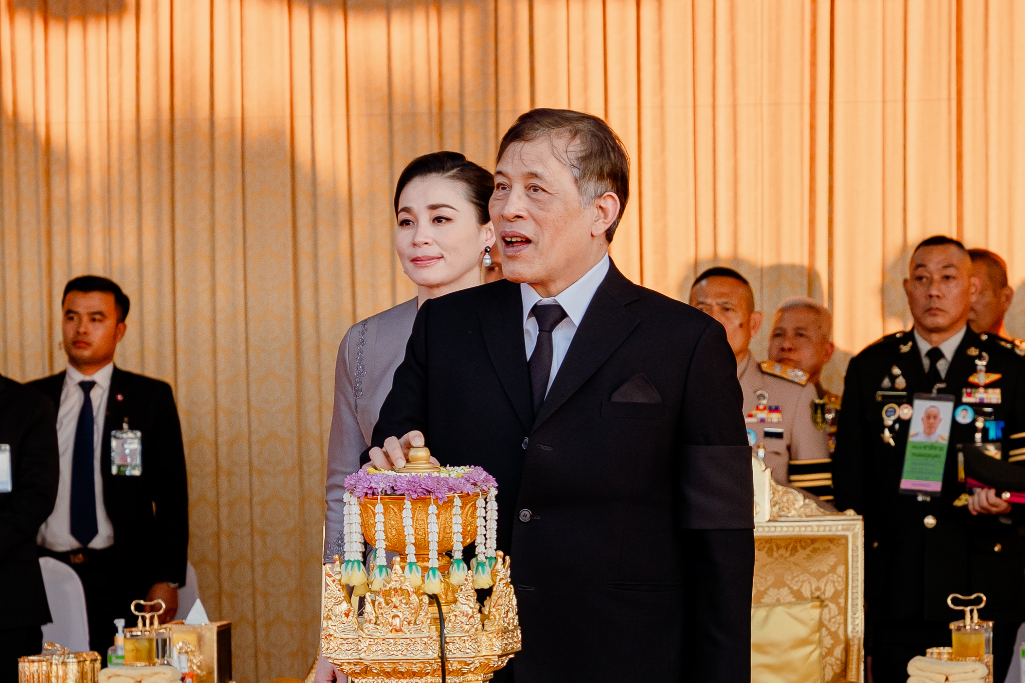 พระบาทสมเด็จพระเจ้าอยู่หัว และสมเด็จพระนางเจ้า ฯ พระบรมราชินี เสด็จพระราชดำเนินมาทรงเป็นองค์ประธาน ในพิธีเปิดสะพานมิตรภาพไทย - ลาว แห่งที่ 5 บึงกาฬ - บอลิคำไซ ร่วมกับประธานประเทศแห่ง สปป.ลาว และภริยา