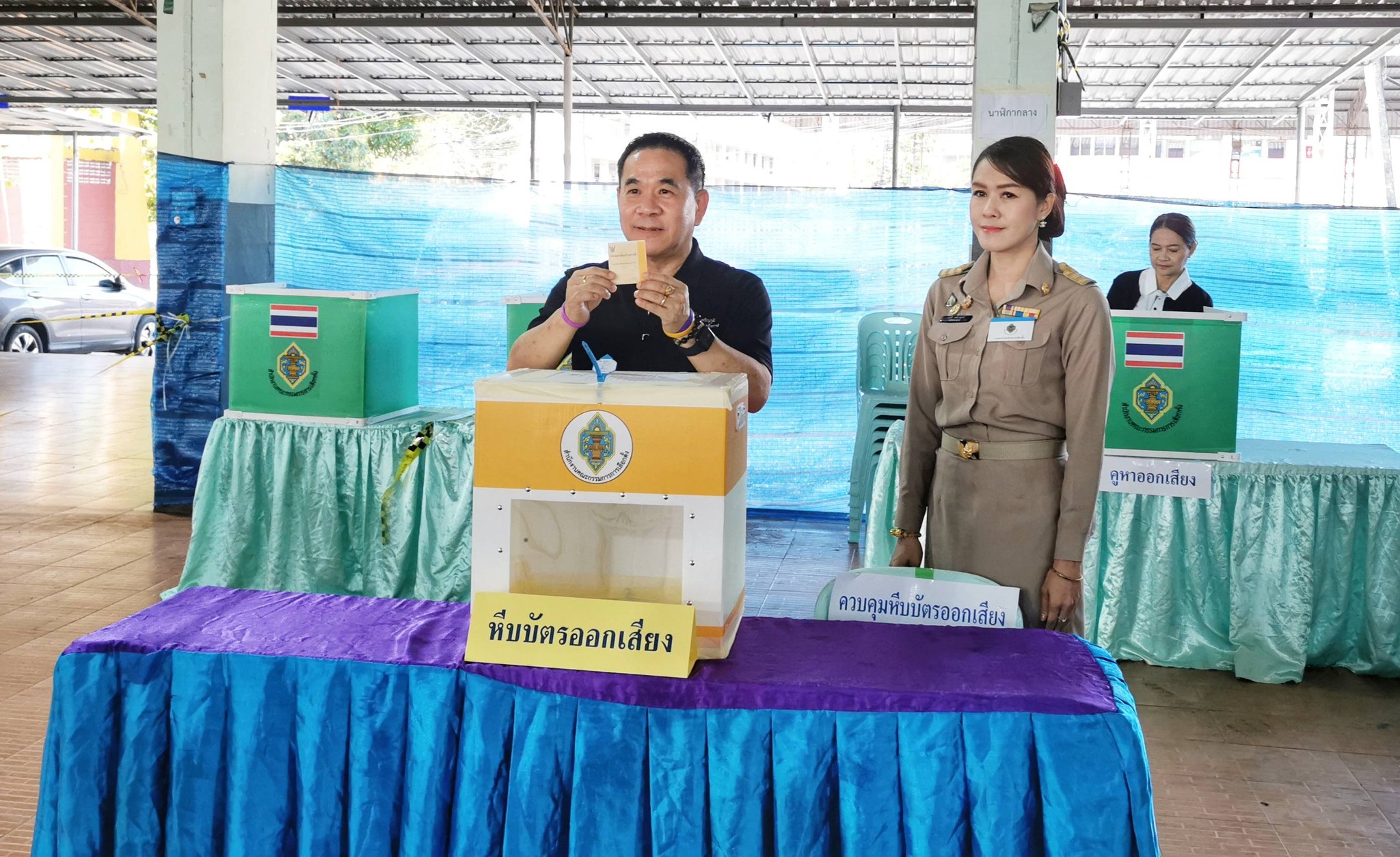 ผู้ว่าฯ บึงกาฬ พร้อมนายกเหล่ากาชาดฯ ใช้สิทธิออกเสียงประชามติ