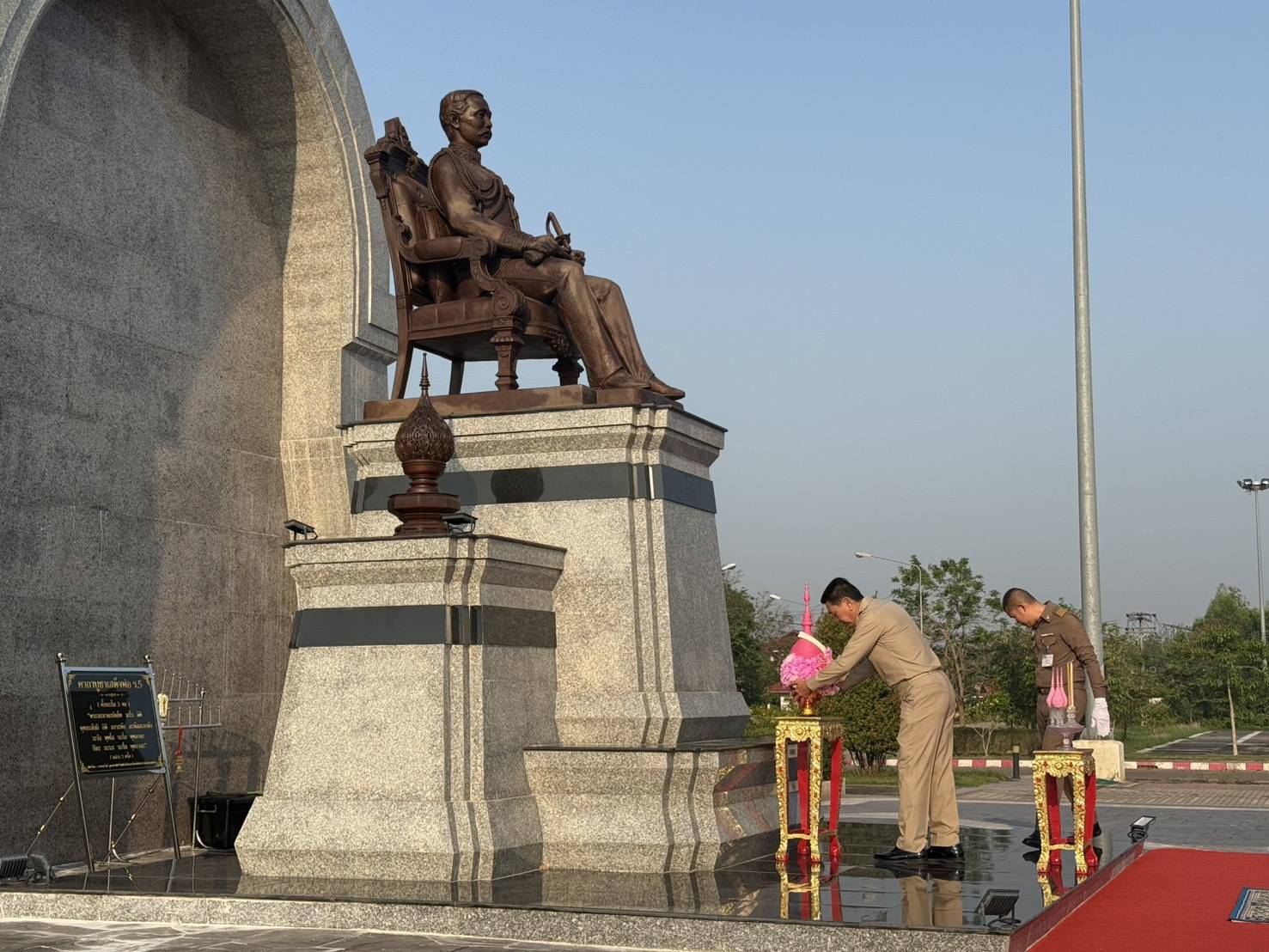จังหวัดบึงกาฬ จัดพิธีถวายบังคมเบื้องหน้าพระบรมราชานุสาวรีย์ พระบาทสมเด็จพระจุลจอมเกล้าเจ้าอยู่หัว รัชกาลที่ 5