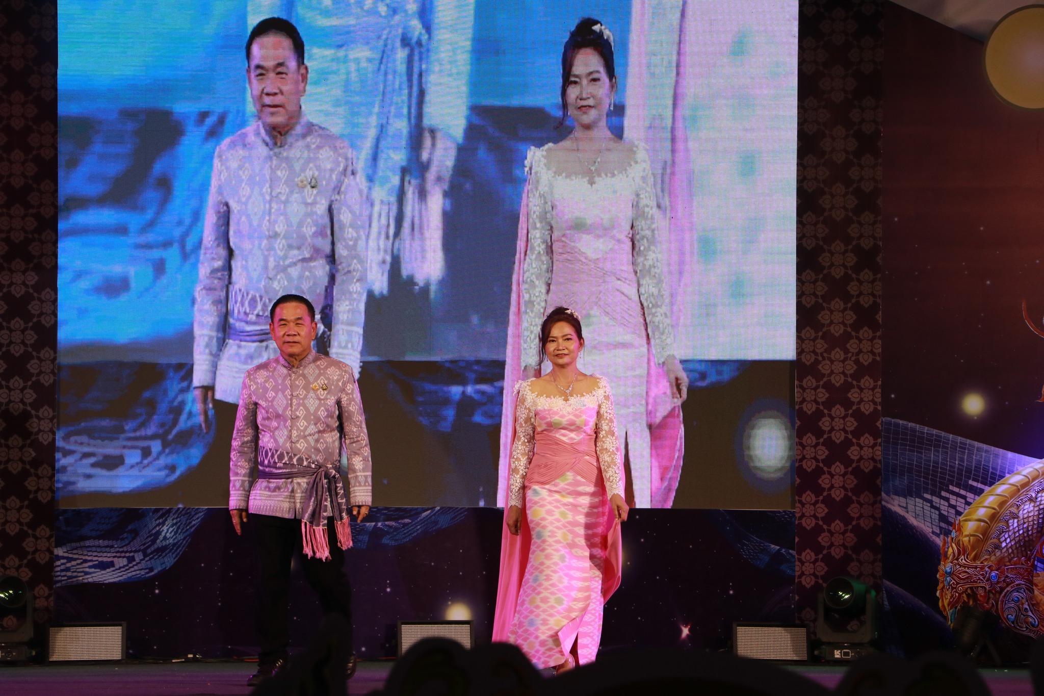 พช.บึงกาฬ จัดกิจกรรมเดินแบบผ้าไทยพื้นเมืองบึงกาฬ สง่างามบนเวทีแฟชั่นร่วมสมัย ในงานวันสถาปนาจังหวัดบึงกาฬ ครบรอบ 15 ปี