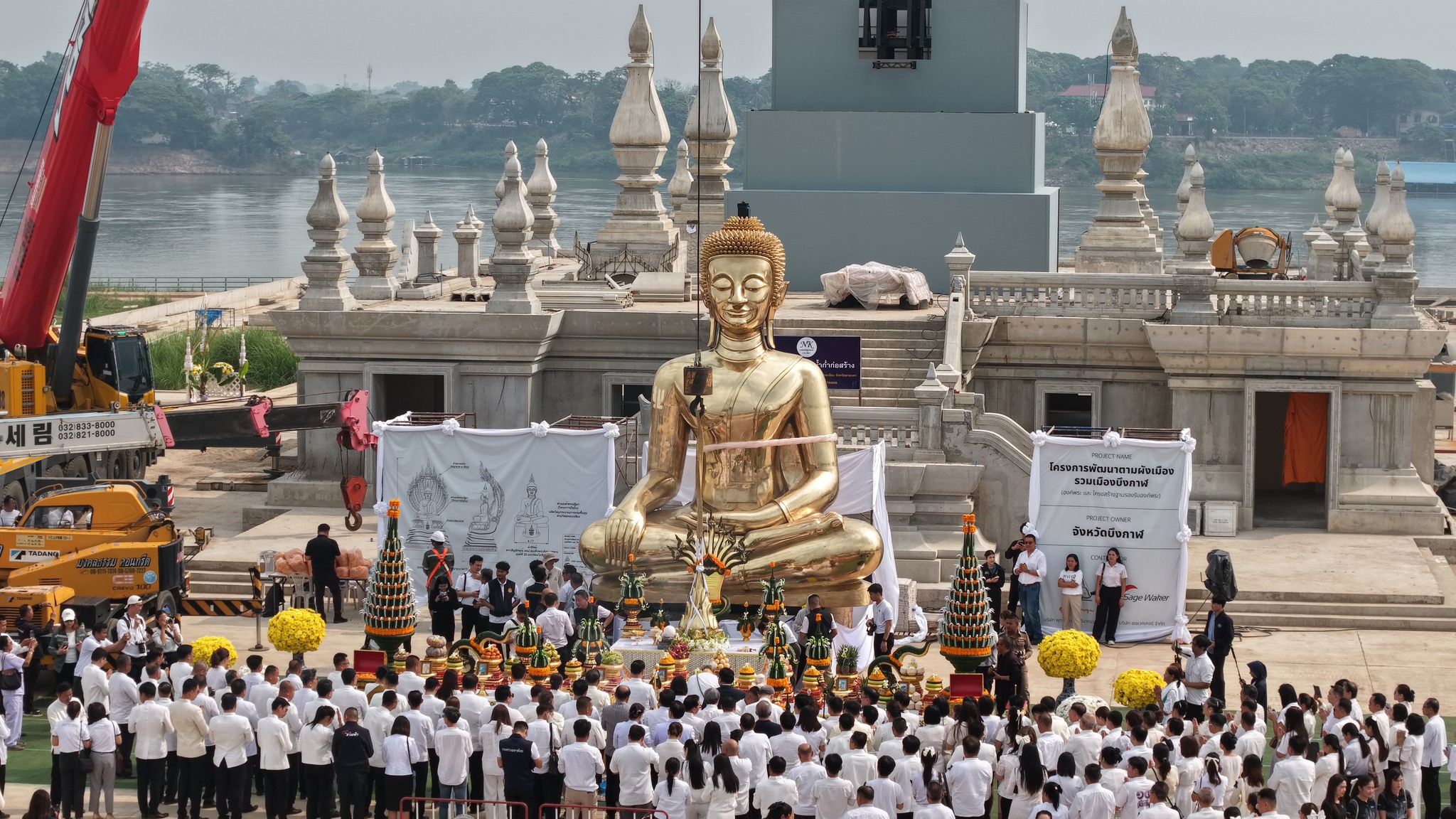 บึงกาฬจัดพิธีใหญ่ พิธีสวมยอดพระเกศโมลี พิธีเบิกเนตร และพิธีประดิษฐาน &ldquo;พระพุทธโลกนาถนาคาไชยบุรี&rdquo; เพื่อความเป็นสิริมงคลและเป็นศูนย์รวมจิตใจของชาวบึงกาฬ