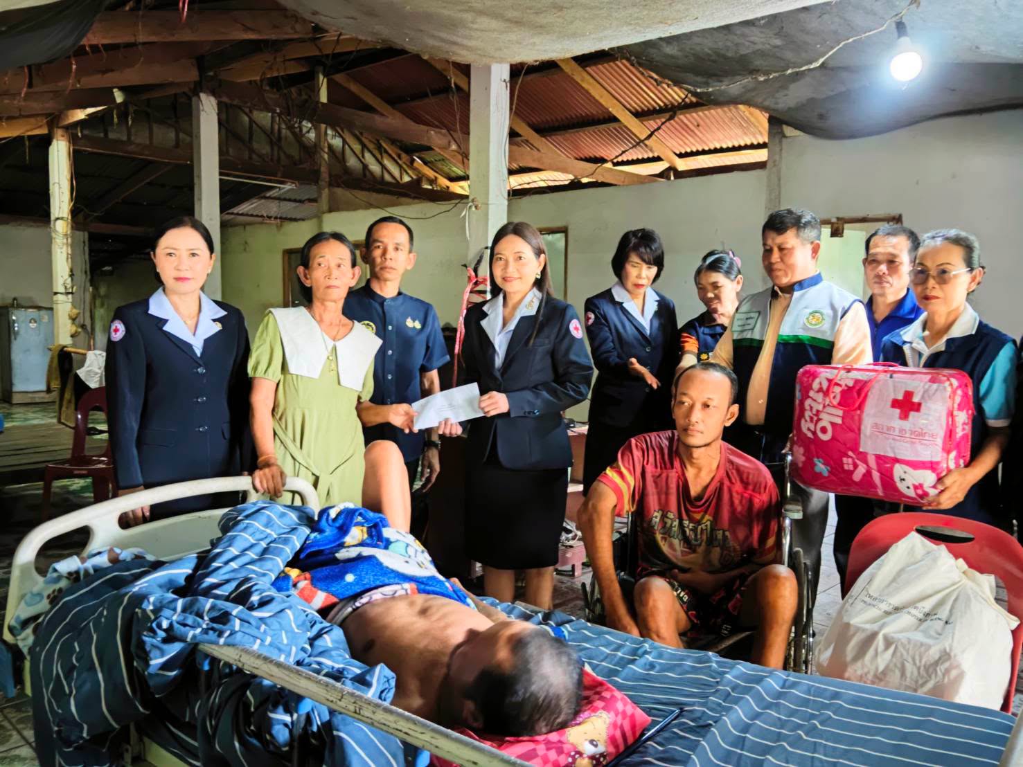 เหล่ากาชาดจังหวัดบึงกาฬ ลงพื้นที่เยี่ยมให้ความช่วยเหลือผู้ประสบปัญหาทางสังคมในพื้นที่อำเภอปากคาด