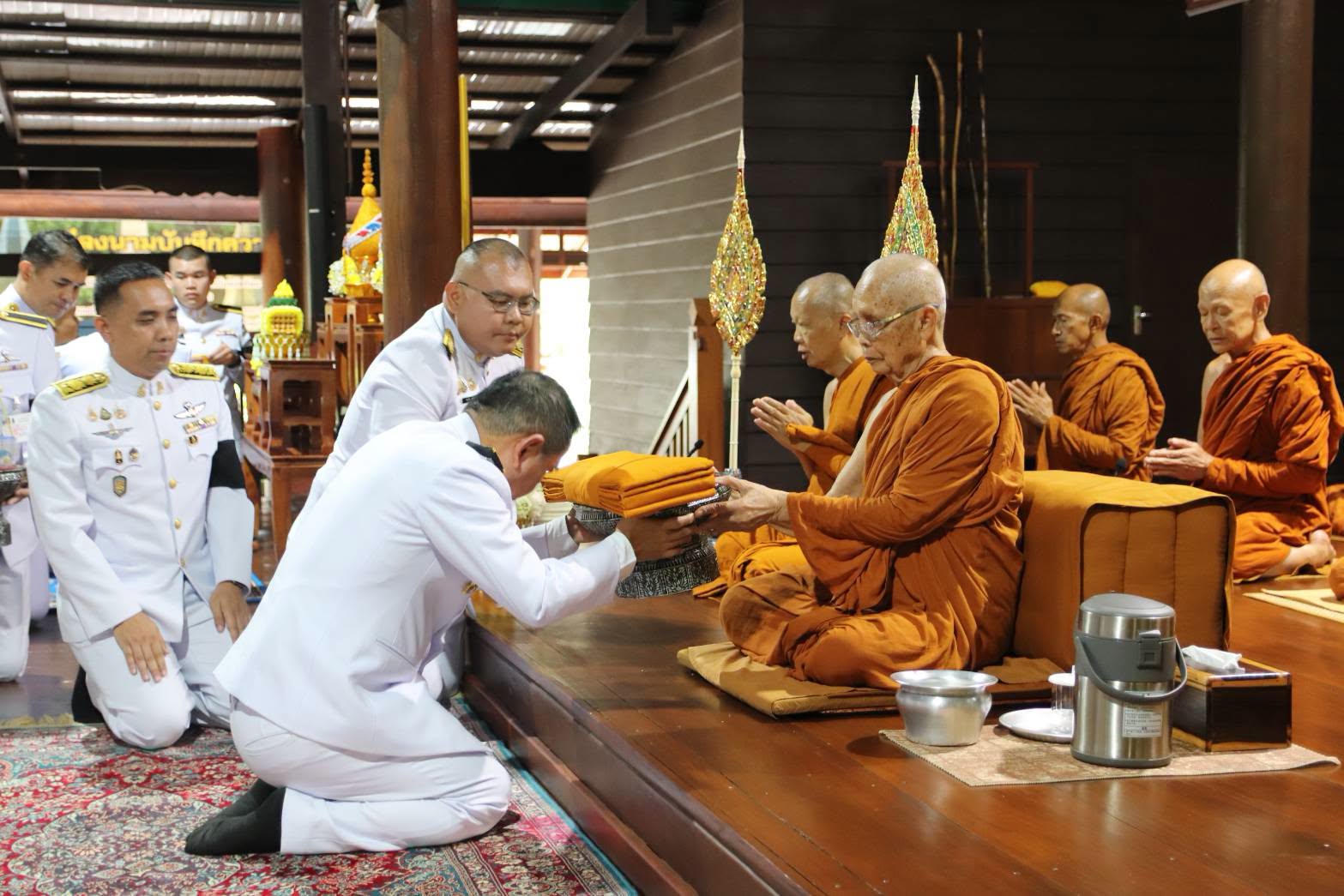 พระบาทสมเด็จพระเจ้าอยู่หัว ทรงพระกรุณาโปรดเกล้าฯ ให้จังหวัดบึงกาฬเชิญผ้าไตร น้ำสรง พุ่มบัว พร้อมเครื่องสักการะและเครื่องไทยธรรมพระราชทาน ถวายแด่ &ldquo;พระราชมงคลวชิรปรีดา&rdquo; เนื่องในโอกาสเจริญอายุวัฒนมงคล ๙๓ ปี ณ วัดป่าดานวิเวก อ.โซ่พิสัย จ.บึงกาฬ