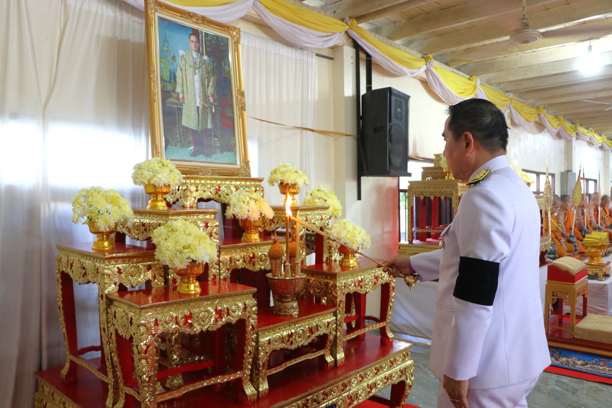  จังหวัดบึงกาฬจัดพิธีเจริญพระพุทธมนต์และทำบุญตักบาตร ถวายพระราชกุศล เนื่องในวันนวมินทรมหาราช